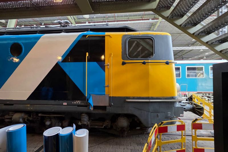 Museumlocomotief 1312 wordt bestickerd in de TCS-huisstijl